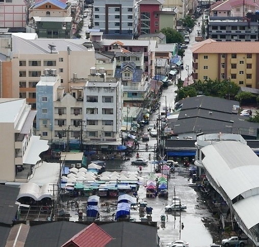 7月7日　13：10　　ベランダから<br />こちらはソイブアカーオ通りの市場周辺も例外なく冠水。