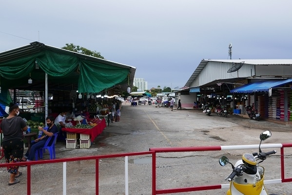 7日　夕方　【ポーテーサン市場】<br /><br />激しい雨もやみ冠水した道路の水も引いたので久しぶりにポーテーサン市場に行く。<br />パタヤサードロードから北に、そして北パタヤ通りを突き抜けて800M？左にある市場に行きました。