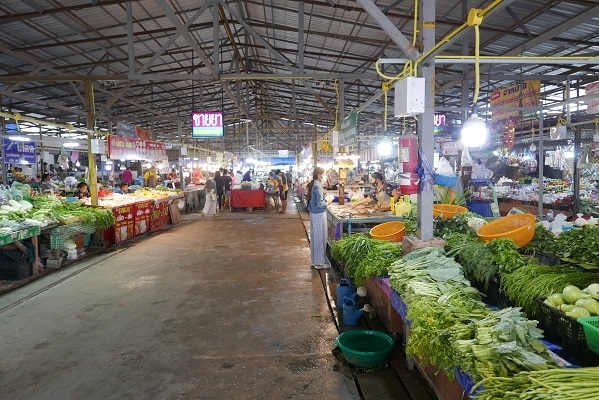 【ポーテーサン市場】<br /><br />1年振り～2年ぶり？　この市場も改装して少しきれいになっていました。