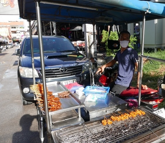 このお兄ちゃん働き者で皆さんに信用があるようで、この不景気な時でもガイヤーンは売れているようだ．．．何せ今どき１串5Bと安いです。