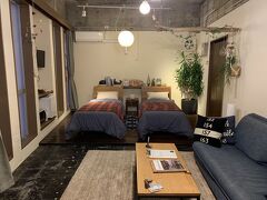 5軒めは、那覇国際通りにある『GUEST HOUSE KALA』
https://www.kala.okinawa/

2部屋のみ。

こちらは4階のNALUのお部屋。
波をイメージしたインテリアなんだそう。

旅行記
https://4travel.jp/travelogue/11576479