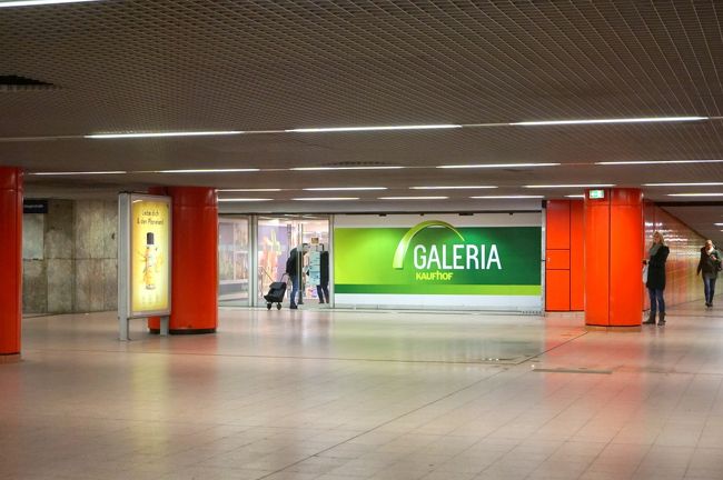 地下通路を駅に向かう途中、カウフホフの出入口があることに気づきます。<br />なんだ、さっきウロウロした地下売り場から通路に出られたのか…。