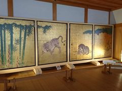 ここは名古屋城本丸御殿。本丸御殿は、初代尾張藩主・徳川義直の住居であり、政庁としても使われました。2018年に完全復元され、細部に至るまで他に例をみないほど充実に再現されています。　

入口では大きな荷物はロッカーに入れ、リュックやカバンは柱（ヒノキ素材）をき傷つけないように体の前に持ってこなければなりません。

個人的な感想ですが、係員の人たち、目がギラギラしていて厳しすぎます。来客に注意する口調もやや喧嘩腰になっている人も散見されました。貴重な建物ゆえ、それだけ厳重になるのは重々理解できますしそこまでホスピタリティは求めませんが、お互い不快にならないような最低限の人としての礼節は求めたいですね…。