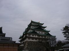 名古屋城の天守閣。
この日はなんか工事中で中には入れなかったYO。
