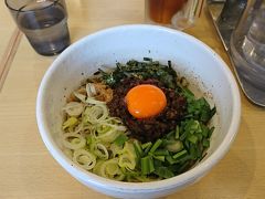 名城線でナゴヤドーム前矢田駅へ。
球場に行く前に、近くにある台湾まぜそばてっぺんという店にて昼食。名物である台湾まぜそばをいただきます。
旨味のあるひき肉、ネギやニラと太めの麺がうまく絡み合い、卵黄がピリ辛さをこれまたいい塩梅に緩和してくれます。

野球観戦に行く人は、ウーロン茶か生ビールのサービスがあるので嬉しいところです。店内にはユニフォームを着たドラゴンズファンの人たちもいました。