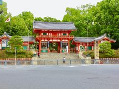 京都３日目
先ずは、東山山頂に
平成２６年（２０１４年）１０月に
落慶の「青龍殿・大舞台」
と「将軍塚」
を目指して歩きます。

ホテルを出発したのが9：00
鴨川に架かる四条大橋を渡って
八坂神社を正面に見て右へそれて
