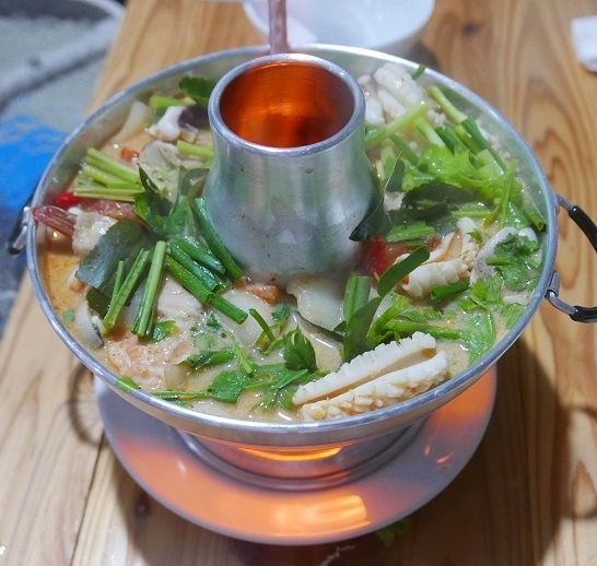 次に出てきたトムヤム.タレー.ナムコン．．．久しぶりのトムヤムで禿げ頭から湯気が　◎