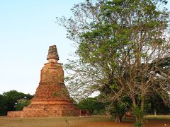 遺跡の西側に車を走らせ、2014年1月にアユタヤ観光した時に見ていなかった“Wat Chedi Yai”を見に行く。
車道から見ると、周囲をアユタヤ王朝時代の運河に囲まれているため近づけないけど、ここは釣鐘型のスリランカ様式チェディが残っているだけだった。