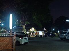 店に到着することにはもう完全に真っ暗。
店前の敷地が駐車場になっているようで、店は奥まった位置にあった。