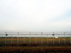 返却予定時刻は18：00だけど、17：00にスワンナプーム国際空港に向かう。
途中、飛行機の離発着が望める長い1本道を走行して…