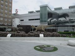 福井駅前にある恐竜広場。
精巧に作られた恐竜の実物大模型は、今では福井のランドマークとして親しまれています。