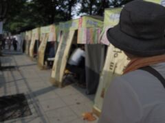 タプコル公園の横には、占い師のテントが並んでいる。
日本での、陰陽道は、地鎮祭ぐらいしか思いつかないが、
韓国の社会には、しっかりと根づいているのだろう。(国旗もそう)
タブコル公園の周りは、ネオン街なので、飲んだついでに、女の子がねだって、占ってもらうのかな。