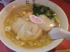 函館名物の塩ラーメン(750円)を注文。
黄金色に透き通ったスープ。こってり派の人達は塩を敬遠するかも知れないけど、試して欲しい。あっさりしているけどコクもしっかりとあるので美味しいですよ。
(20:09)