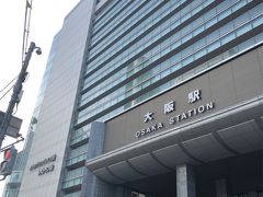 JR大阪駅南口に来ました。ここを起点にボチボチ歩いていきます。
日曜の昼過ぎ、良いお天気ですが、まだいつもより人通りは少ないですね。