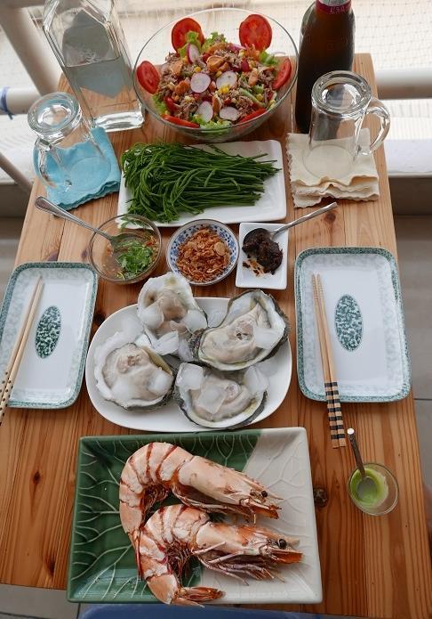 10日　　夕食<br />焼きエビ．．．海のエビは美味いが鮮度がもう少しかなぁ～1匹500円　〇<br />天然大牡蠣．．．（南タイのスラタニ産の生牡蠣）腹痛怖いが美味しい1ケ180円　◎<br />ツナサラダ．．．近頃ハマっています　◎