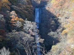 剣が峰より方等滝
上のまっすぐ落ちているのが方等上流砂防ダムで、すぐ下の右に曲がっているのがが方等滝です。

「日光四十八滝」と言われるほど日光には滝が多いです。