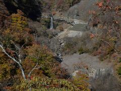 剣が峰より般若滝
この周りには紅葉する木はありません。