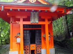 参道の中腹に曽我神社が祭られています。
雨にうたれながら参拝です。