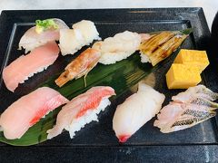 道の駅開国下田みなと内にある「地魚回転寿司　魚どんや」でランチ。10巻セットを食べました。金目の食べ比べも出来てお得です。