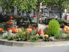 しなの鉄道しなの鉄道線・田中駅前には、ハロウィーンも季節につきお化けかぼしゃが置いてあります。