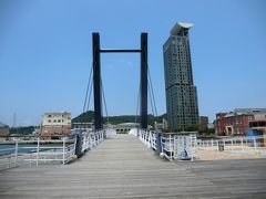 13:27
「ブルーウイングもじ」
日本で唯一の歩行者専用はね橋として、平成5年10月に完成しました。
1日数回、橋が音楽にあわせて全長24mの親橋と14mの子橋が水面に対して60度の角度まで上がります。