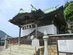 和布刈神社の「和布刈（めかり）」とは、「ワカメを刈り取る」という意味。
その名の通り和布刈神社では、「和布刈神事」という「ワカメを刈り取る儀式」が行なわれます。

儀式の内容は、旧暦元旦に３人の神職がワカメを刈り取り、神前に供えるというもの。
鎌と桶を持ち、松明で海を照らしながら行なわれる様子は、ただただ神秘的です。