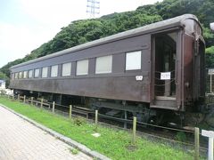 「客車オハフ33-488」
後ろは、旧型客車オハフ33です。
昭和23年に製作された一般用客車です。
関門トンネルが電化した昭和36年当時のイメージを再現する為、同時期に活躍していた客車をEF30に連結し展示しているそうです。
今は、客車カフェとして営業しています。

※この日、客車カフェはお休みでした。