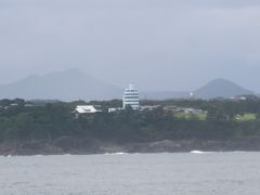 そして、潮岬タワーも見えます。
潮岬タワー前の園地に「本州最南端」の碑があります。