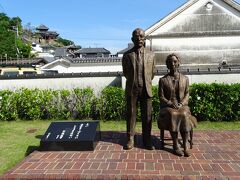 中庭には、竹鶴政孝と妻のリタの銅像があります。