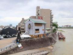 では長良橋を渡って金華山へ向かいます

川の水が茶色く濁っています。観覧船乗り場乗り場もこんな状況。水が多い。