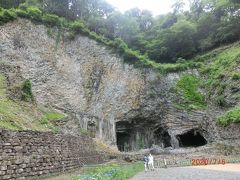 玄武洞、昔はJR玄武洞駅から川を渡し船で渡ってきたのでしたが今は車ですぐそばまで来れます。でも、駐車場は無料ですが狭いので、路中に気を付けましょう。徒歩で見て回るのに約一時間はかかります。