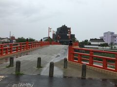 清洲城（1405年）は、守護代清洲織田氏の居城でありました。（1555年）那古野城主、織田信長が大和守信友を討って入城、（1567年）岐阜城に移るまで本拠としました。本能寺の変後は織田信雄（信長の次男）、豊臣秀次、福島正則、松平忠吉、徳川義直が城主となりました。前述の清洲会議で有名です。
残念ながら外装工事中...工事期間：2020年5月～2020年9月末：9:00～16:30　大人：300円　小中学生：150円