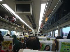 駅へはホテルから徒歩５分ほどで到着。

駅南口の向かって右側にある窓口で、ソロ・バラパン駅までの乗車券を購入（プレミアム指定で40,000ルピア＝約320円、乗車券は名前入りで購入時にパスポートの提示が必要）。

本当は前日買いたかったのですが、乗車券は出発の３時間前からでないと購入できない仕組みらしく、当日の早朝に購入する羽目になりました。

さて、購入した乗車券の出発時刻は６時ちょうど。

この日からラマダン期間のため、厳重になっている駅入口での検査を通過し、すでに到着していた電車に飛び乗ります。