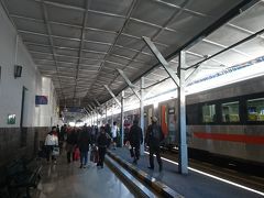 ７時、ジョグジャカルタからちょうど１時間で、電車はソロ・バラパン駅に到着。

ジョグジャカルタ・トゥグ駅もそうでしたが、こちらも明るくきれいな駅です。