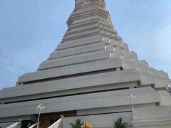 駅から約10分で到着　お目当ての場所は2012年に完成したこちらの白い寺院の中 5階
4階まではお寺の所蔵品の数々が展示されています　エレベーターは週末しか動いてないようで展示品を見学しながら5階へ向かいます

寺院は8時から18時頃まで無料で見学可