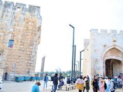 イスラエルの城壁の西側に位置する城門。すぐ隣にはヘデロの塔が高々とそびえ、城門の前には石畳の広場が広がり周辺の美しさは、ほかの門とは異なる。ダマスカス門が男性的だと例えると、ヤッフォ門は女性的な感じがする。1538年に建設されたL字型の城門だ。門を入ったエリアはアルメニア人地区とキリスト教地区の境になっているのだから面白い。