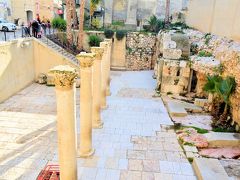 エルサレムの旧市街にあるユダヤ地区のかつての大通り。小さいながらに列柱があり、当時の雰囲気を残している。列柱は一段低い場所にあり、横の通りから眺めるように見ることができる。カルドの両サイドにはアーティストたちが絵画や創作物を販売しているので冷やかしながら歩いてみるのも面白い。