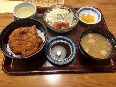 もう一人の友人も同流して、福井名物「ソースかつ丼」を食べに…。
「ヨーロッパ軒総本店」です。
想像していたカツとちょっと違いました。
これはこれでなかなか美味しいです。
