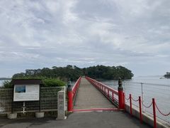 降り続けていた雨が止んだので、
近くの福浦島の探索へ。