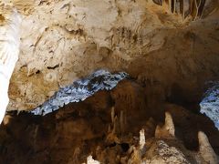 ホテルから離れていたため、タクシーで行きました。　
全長3.2キロの長い鍾乳洞の一部660メートルが公開されています。

中はひんやりしています。湿度もともても高かったです。

