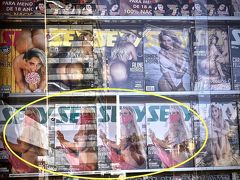 【セクシー雑誌もコロナ対策】

道端のキオスク（ポルトガル語：バンカ）で売られているセクスィー雑誌のお姐さんたちも...マスクしています....

顔隠して...尻隠さず...