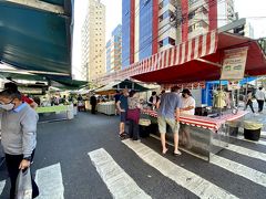 【Mercado：週末マーケット】

家の近くのフェイラ（朝市）。でも、コロナ禍中、まだ人のでがマバラ.....そらそーだ...怖いわなぁ.....