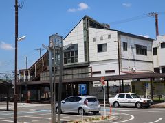 基山駅。JR九州鹿児島本線の駅でみどりの窓口がある橋上駅。
甘木鉄道はこの駅が起点になる。ただ、連絡通路などはなく、別の駅として独立している。