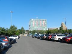 駐車場の向こうに見える建物は「One Niagara Welcome Center」。
朝から歩き回って少し疲れました。
あそこまで行って、少し休憩しましょう。