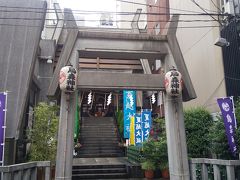 新橋駅「烏森口」から直ぐに場所にある。
