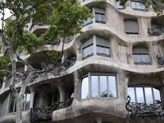 ビジネス＆ショッピングエリアの中心を走るグラシア通り。
パリのシャンゼリゼみたいな感じ？
これまた世界遺産であるカサ ミラや・・・