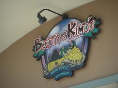 カイルアのブーツ ＆ キモズ
 ブーツとキモズから受け継いだハワイの家庭料理の店
お店の名前のBootはオーナーのお父さんで、Kimoはおじさんだそうです。
