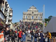 表から見た聖ポール天主堂
マカオのシンボル的な所とあって人が多かったです