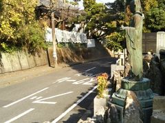 極楽寺切通しを下った先に、たくさんの白い旗が揺れています。
ここは成就院の分院、虚空蔵堂。十三番札所。十三仏詣りの最後の札所です。