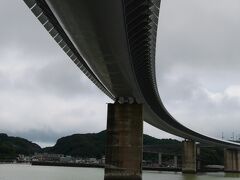 写真は、フェリー乗り場に併設されている「道の駅うしぶか海彩館」からの景色

牛深のフェリー乗り場に到着したと同時にフェリーが出航してしまったので、次の便まで1時間ちょっと待つことになりました。
フェリー乗り場に併設されている「道の駅うしぶか海彩館」で過ごします。

こんな状況でも、美味しいものを目にすると買ってしまいます。